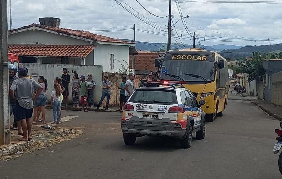 Acidente entre caminhonete e ônibus escolar deixa duas pessoas feridas