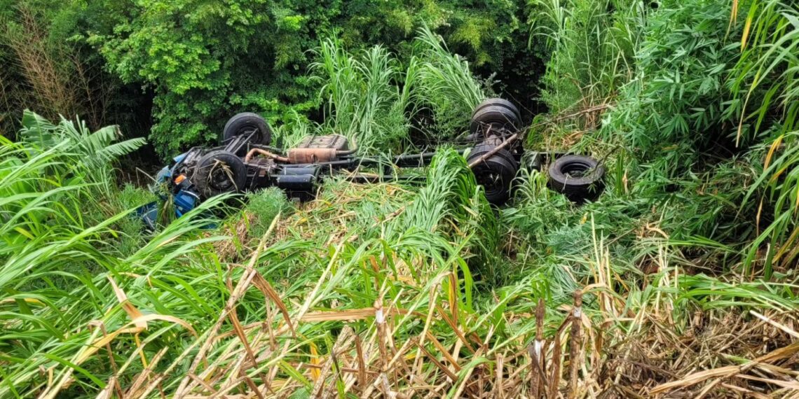 Caminh O Descontrolado Atravessa Pista Mgc Cai Em Ribanceira E