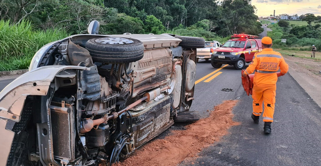 Carros Batem De Frente E Deixa Tr S Pessoas Feridas Portal Onda Sul